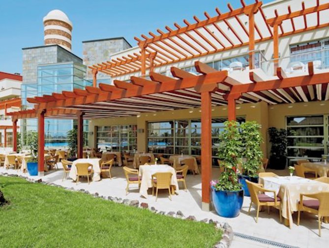 Grasveldbij het Elba Carlota Beach and Convention Resort in Caleta De Fuste, Canarische Eilanden foto 2