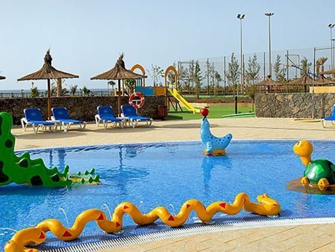Zwembad van Elba Carlota Beach and Convention Resort in Caleta De Fuste, Canarische Eilanden foto 3