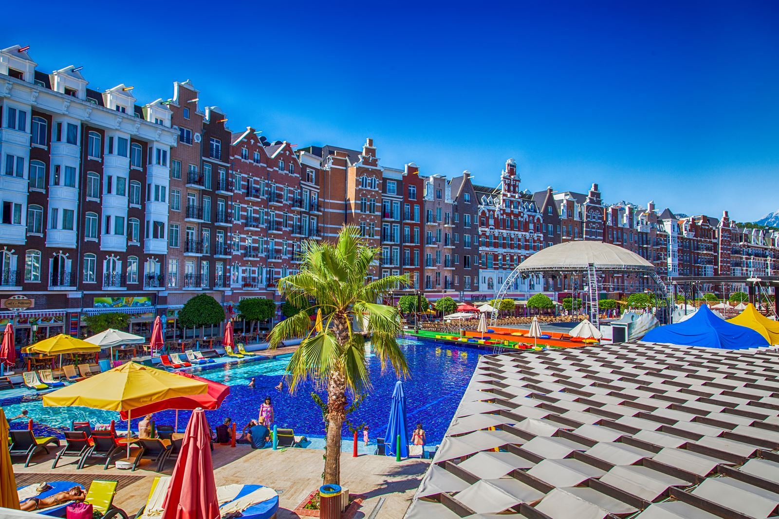 Zwembad met glijbanen van Orange County Resort in Kemer, Turkije foto 1