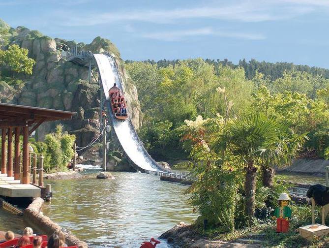 Zwembad met glijbanen van Vakantiepark LEGOLAND Hotel in Gunzburg, Deutschland foto 3