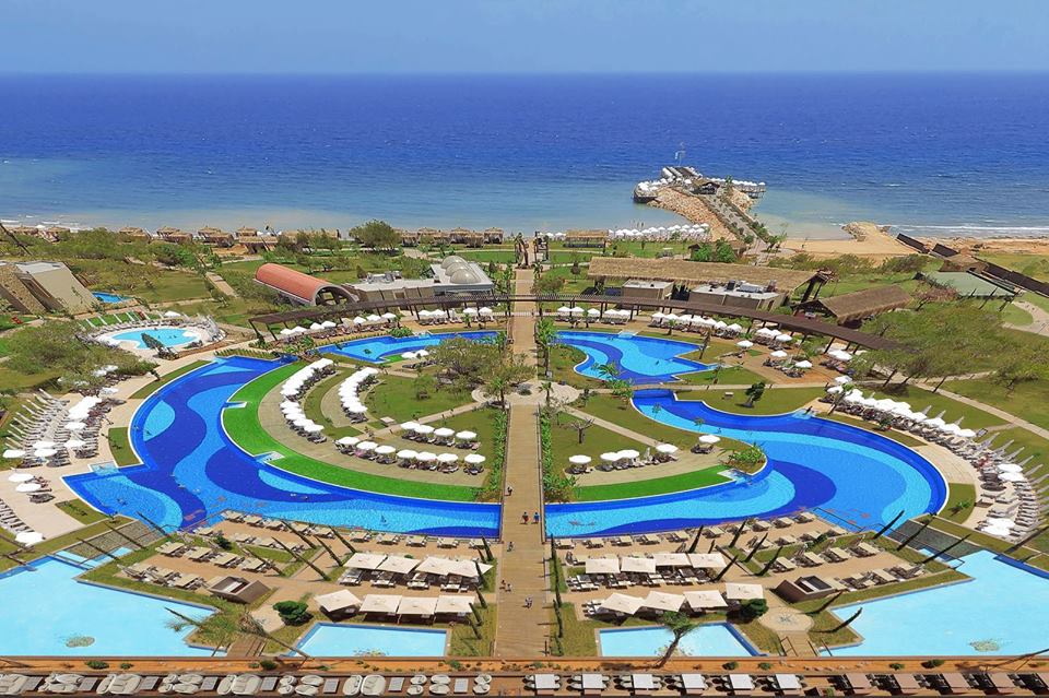 Zwembad met glijbanen van Concorde Luxury Resort in Vokolidha, Cyprus foto 1