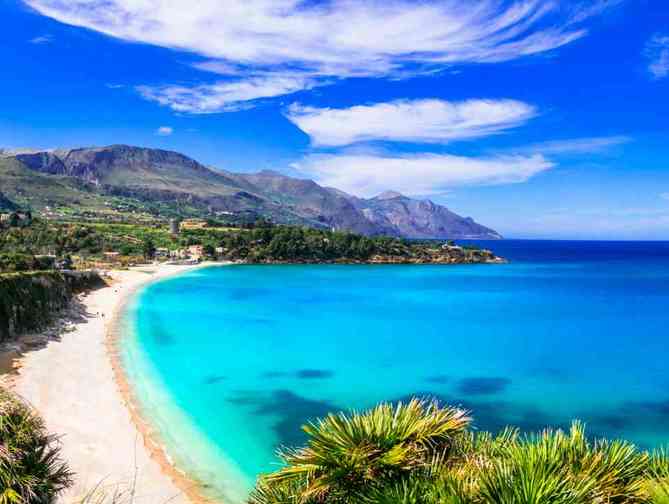 Zee en strand bij het President Sea Palace Hotel in Noto, Italië foto 3