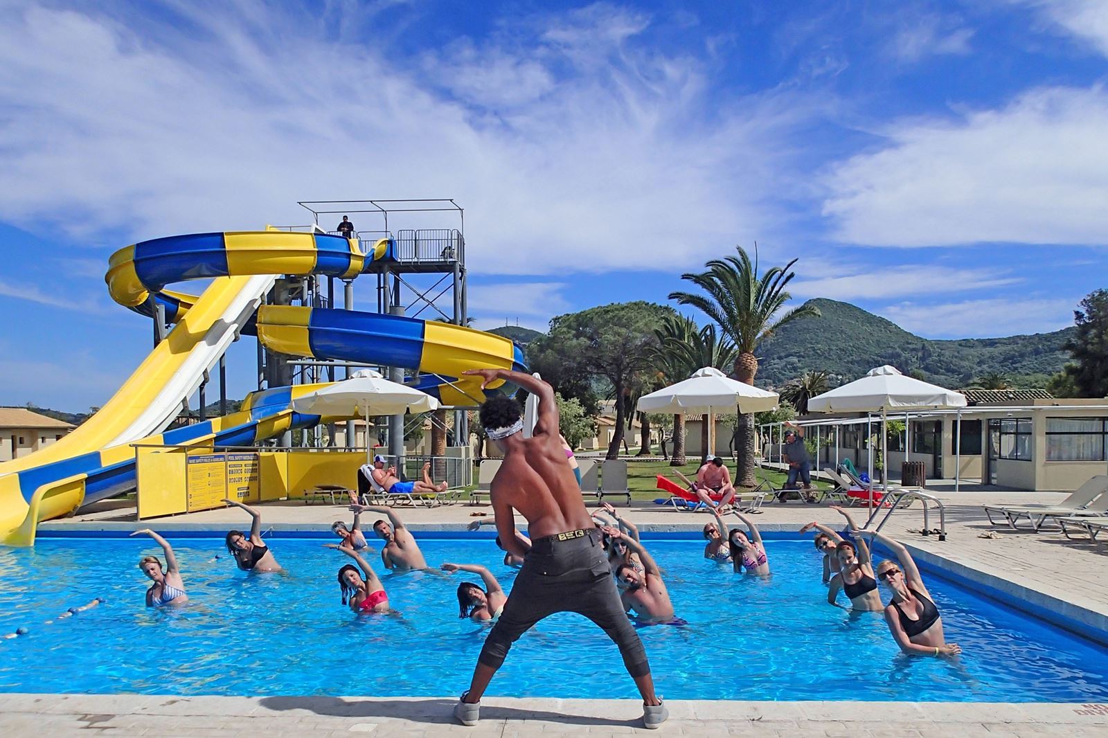 Zwembad met glijbanen van Messonghi Beach Hotel in Moraitika, Griekenland foto 2