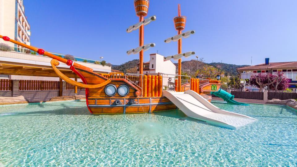Zwembad met glijbanen van Golden Bahia de Tossa & Spa Hotel Tossa De Mar, Spanje foto 2