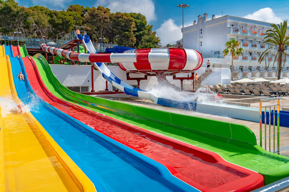 Zwembad met glijbanen van Best Splash Hotel in Lloret De Mar, Spanje foto 3