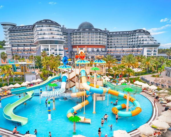 Zwembad met glijbanen van  Seaden Sea Planet Resort & Spa in Kızılot, Turkije foto 1