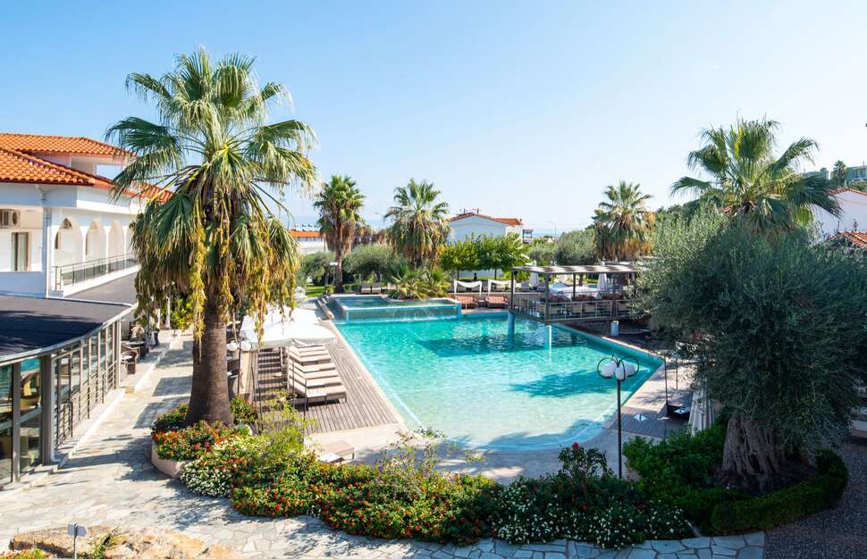 Zwembadzijde bij Flegra Palace Hotel in Pefkohori, Griekenland foto 1