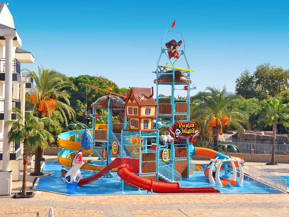 Zwembad met glijbanen van Dream World Palace Hotel in Çolakli, Turkije foto 2