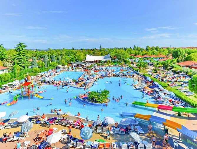 Zwembad van Happy Camp Bella Resort in Peschiera Del Garda, Italie foto 1