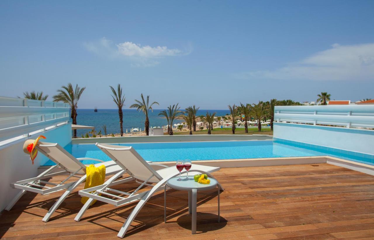 Zwembadzijde bij The King Evelthon Beach & Resort in Paphos, Cyprus foto 1