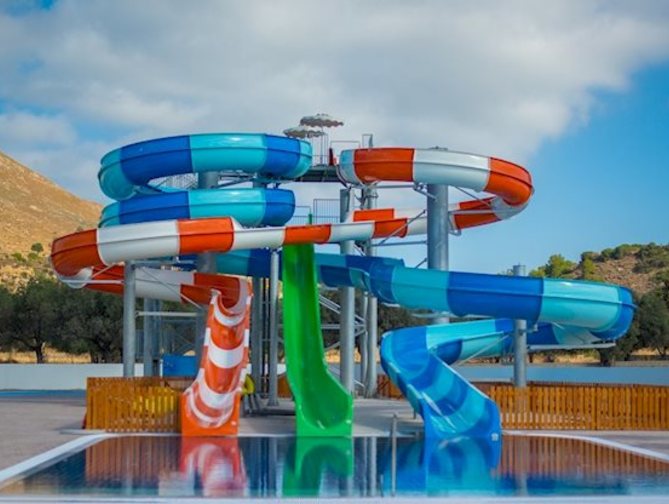 Zwembad met glijbanen van Olive Garden Hotel in Lardos, Griekenland foto 3