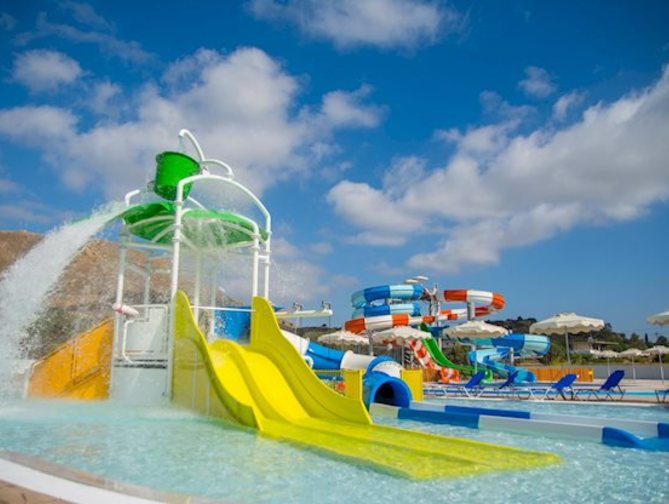 Zwembad met glijbanen van Olive Garden Hotel in Lardos, Griekenland foto 1