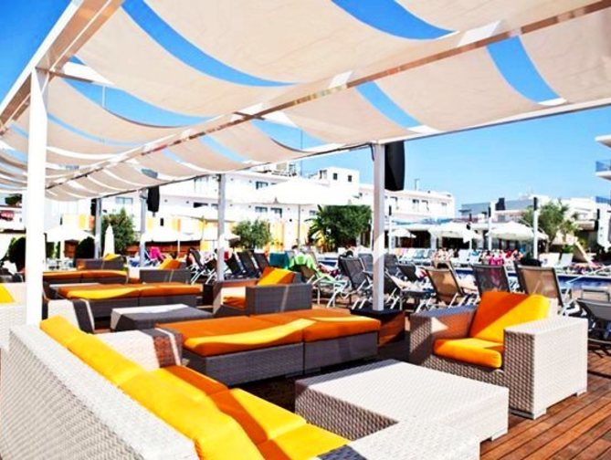 Zwembadzijde bij Puchet Hotel in San Antonio, Spanje foto 2