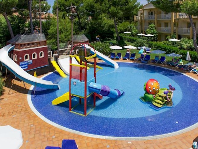 Zwembad van Zafiro Mallorca Hotel in Ca'n Picafort, Spanje foto 2