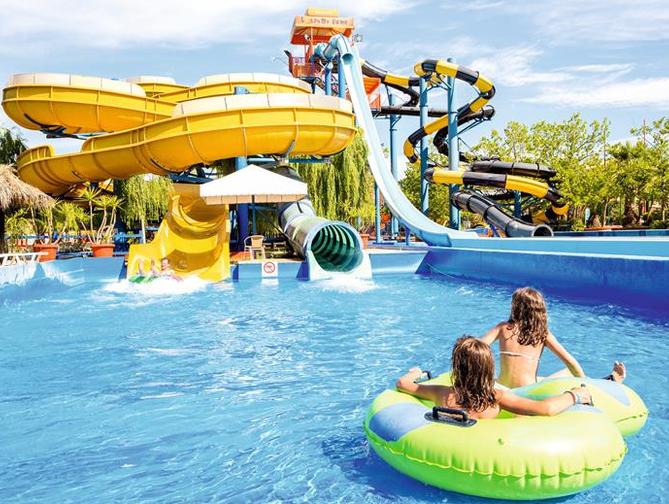 Zwembad met glijbanen van Aqualand Village Hotel in Agios Ioannis, Griekenland foto 1