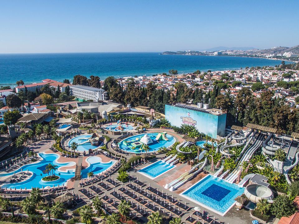 Zijaanzichtvanaf de weg van het Atlantique Holiday Club Hotel in Kusadasis, Turkije foto 1