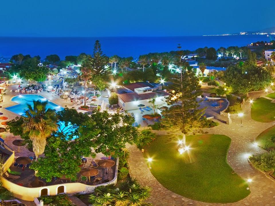 Grasveld bij het Atlantis Hotel in Lambi, Griekenland foto 1