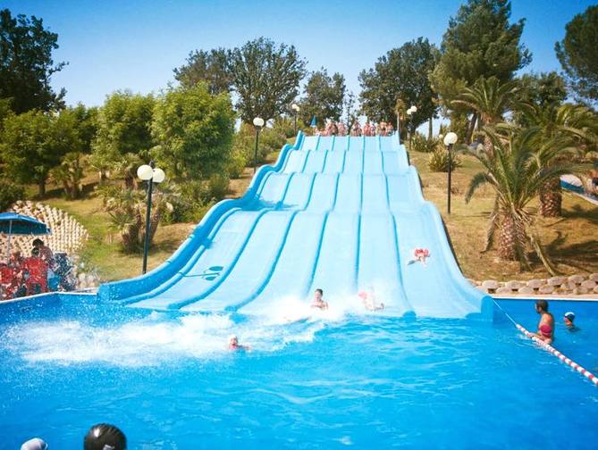 Zwembad met glijbanen van Centro Vacanze Isuledda Hotel in Cingoli, Italië foto 2