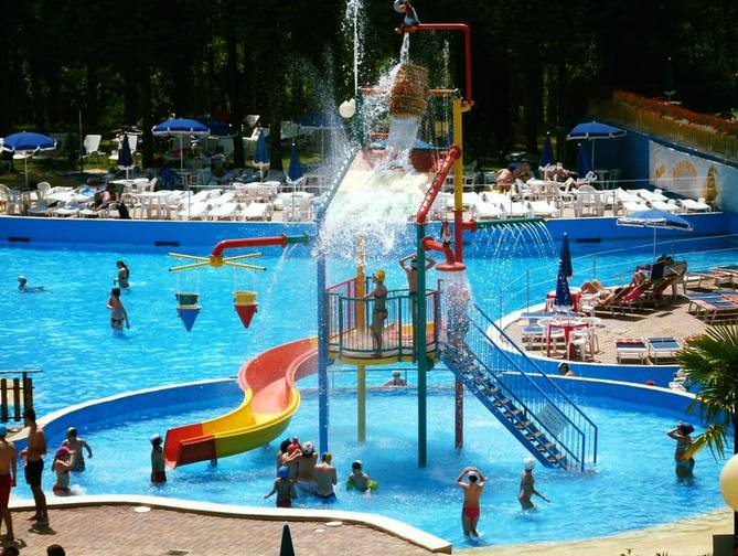 Zwembad met glijbanen van Centro Vacanze Isuledda Hotel in Cingoli, Italië foto 3