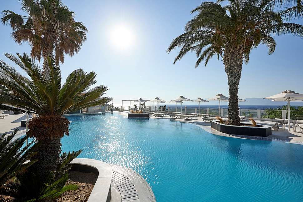 Zwembad van Dimitra Beach Hotel in Agios Fokas, Griekenland foto 1