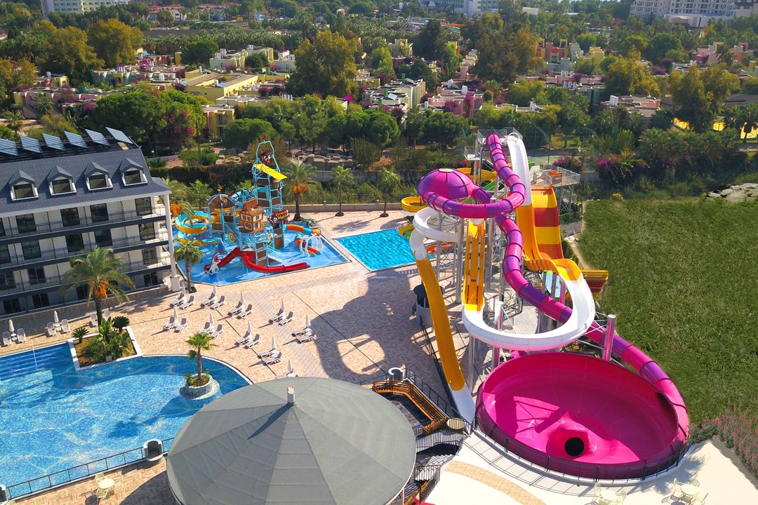 Zwembad met glijbanen van Dream World Palace Hotel in Çolakli, Turkije foto 1