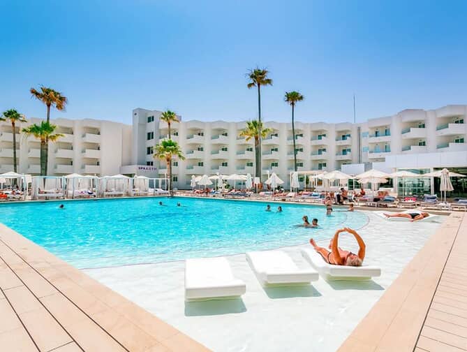 Zwembad van Garbi Ibiza & Spa Hotel in Playa Den Bossa, Spanje foto 2