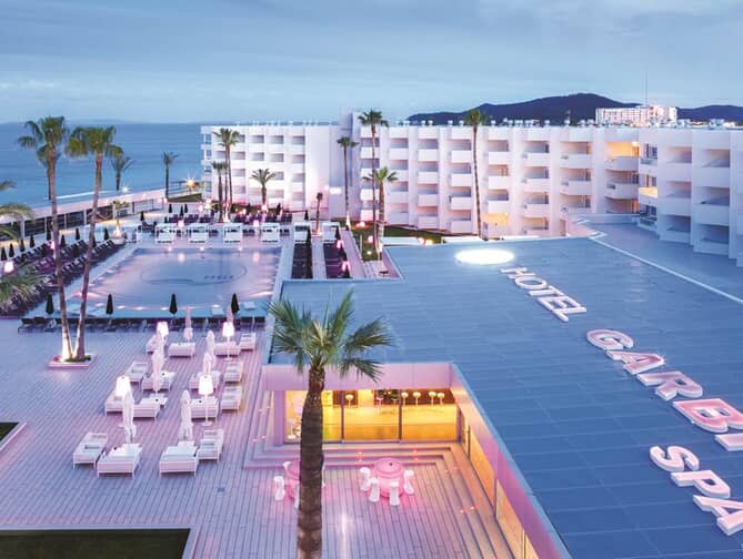Zwembad van Garbi Ibiza & Spa Hotel in Playa Den Bossa, Spanje foto 1