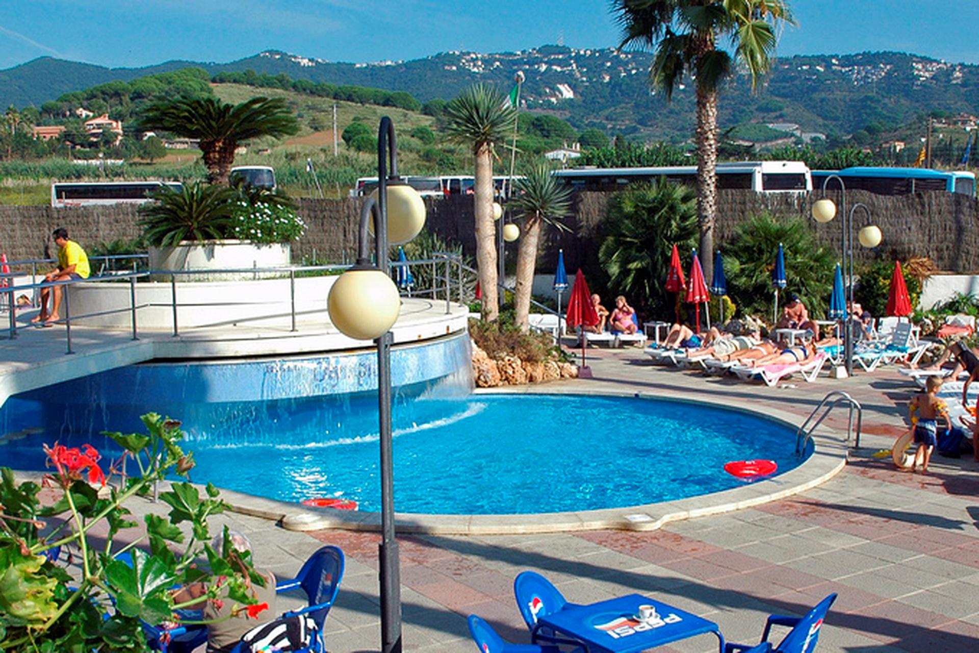 Zwembadzijde bij H-Top Palace Hotel in Calella, Spanje foto 1