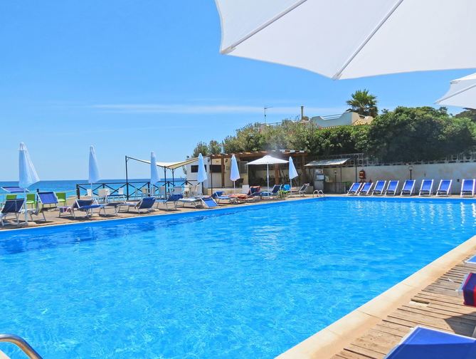 Zwembad van President Sea Palace Hotel in Noto, Italië foto 2