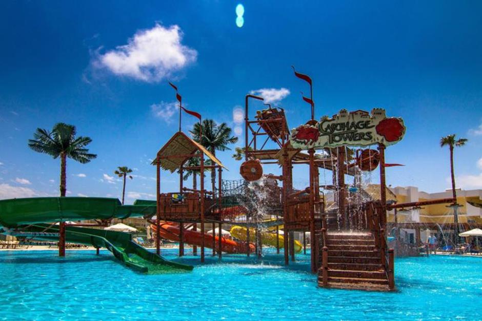 Zwembad met glijbanen van Sun Palace Hotel in Faliraki, Griekenland foto 2