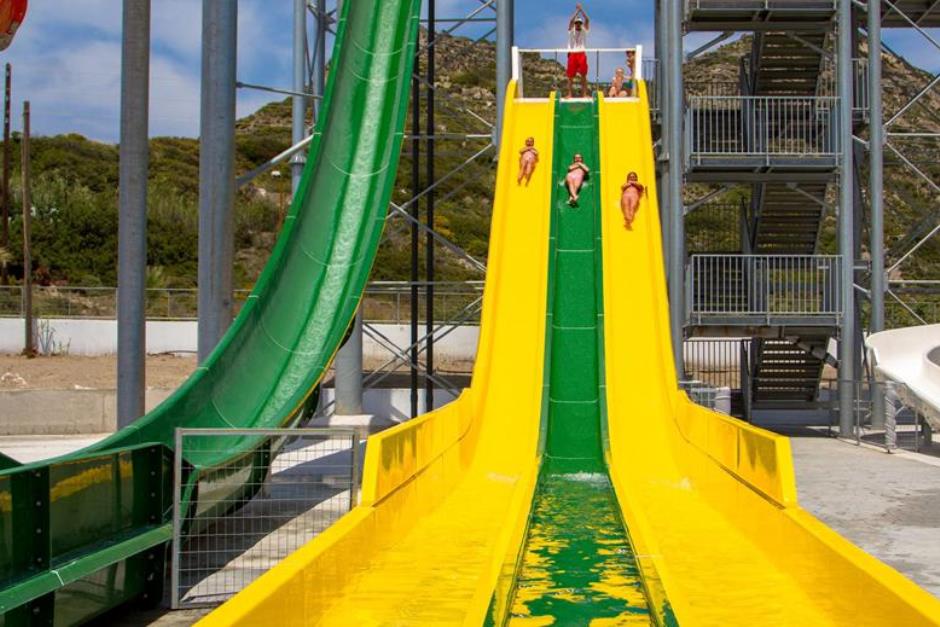 Zwembad met glijbanen van Sun Palace Hotel in Faliraki, Griekenland foto 3