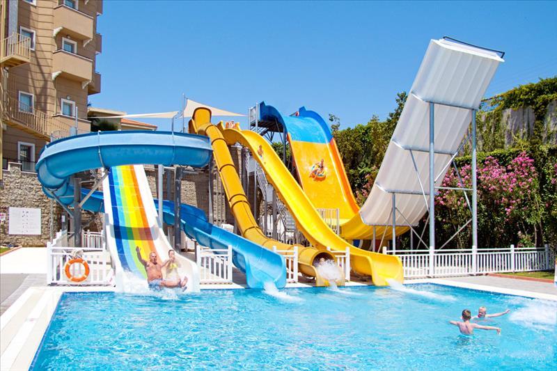 Zwembad met glijbanen van Side Mare Resort & Spa in Side, Turkije foto 3