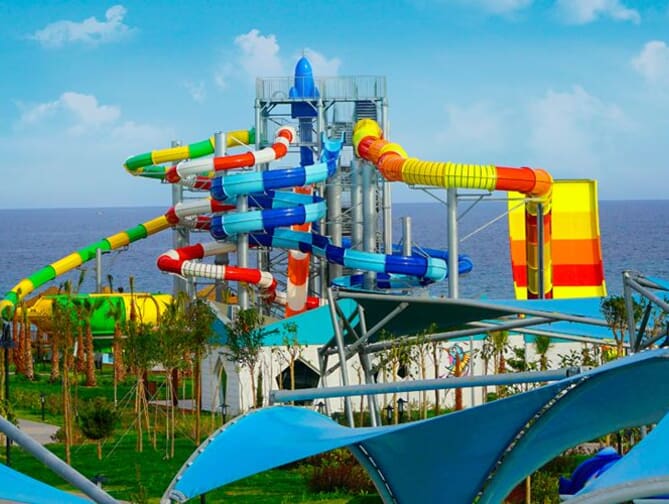 Zwembad met glijbanen van Limak Cyprus Deluxe Hotel in Vokolidha, Cyprus foto 2