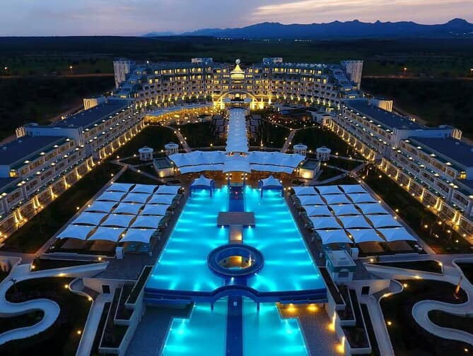 Zijaanzichtvanaf de weg van het Limak Cyprus Deluxe Hotel in Vokolidha, Cyprus foto 1