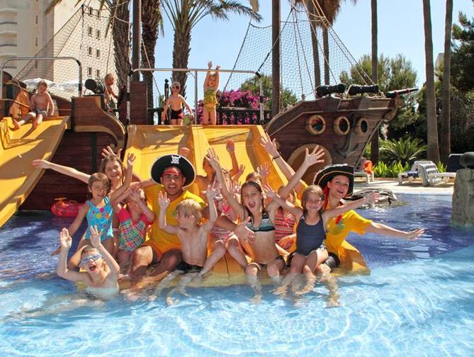 Zwembad met glijbanen van Marins Playa Hotel in Cala Millor,  Spanje foto 3