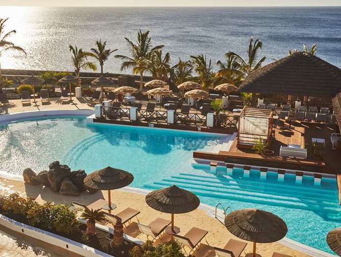 Zwembadzijdebij Secrets Lanzarote Resort in Puerto Calero, Canarische Eilanden foto 2