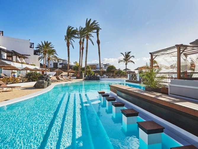 Zwembad van Secrets Lanzarote Resort in Puerto Calero, Canarische Eilanden foto 1
