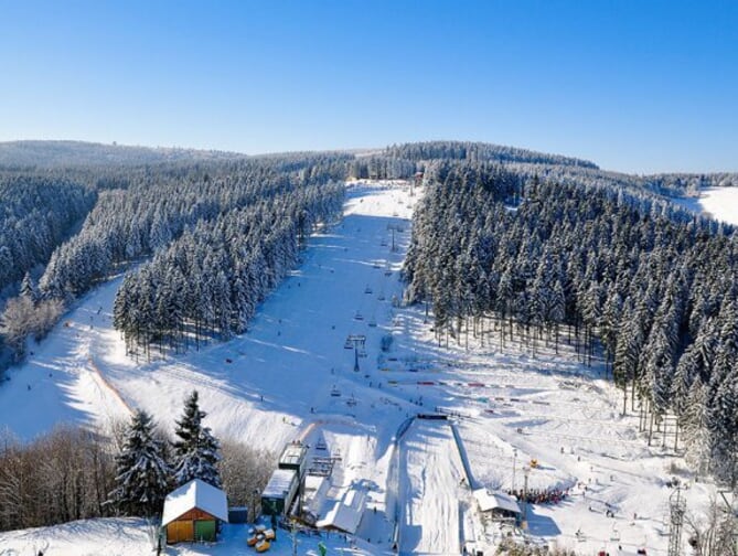 Buitenzijde van het strand bij het Landgasthof Wüllner Hotel in Winterberg, Duitsland foto 2