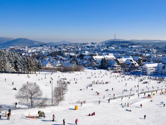 Buitenzijde van het strand bij het Landgasthof Wüllner Hotel in Winterberg, Duitsland foto 1
