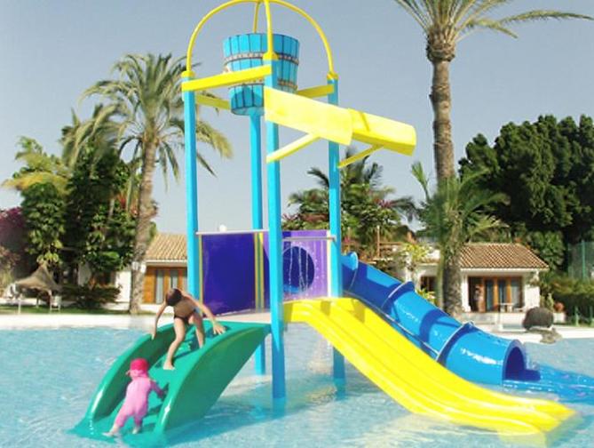 Zwembad met glijbanen van Bungalows Parque Bali Hotel in Maspalomas, Spanje foto 3