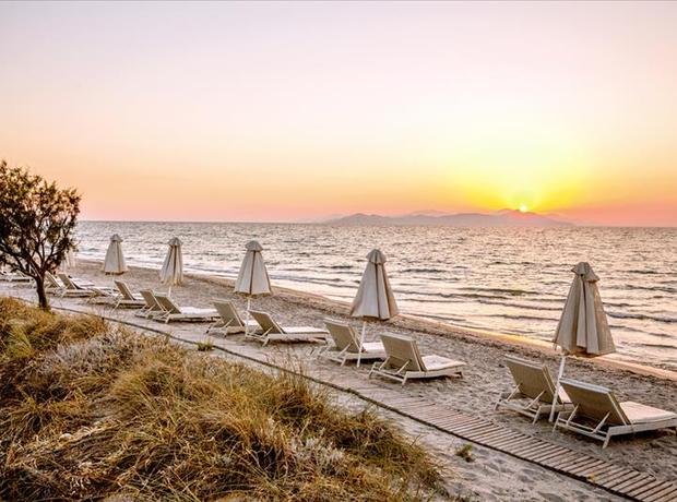 Zee en strand bij het Pelagos Suites Hotel in Lambi, Griekenland foto 3