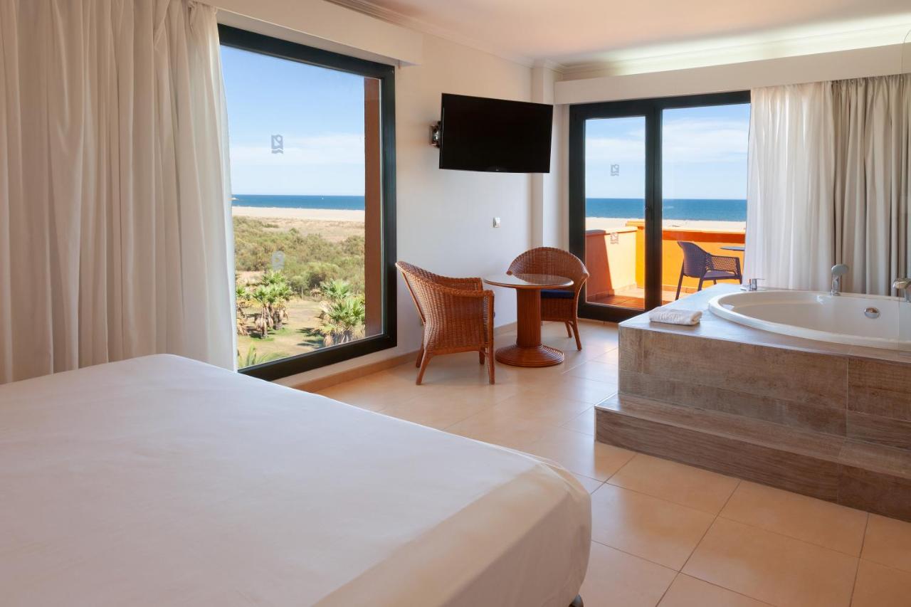 Hotelkamer in Playamarina Spa Hotel in Isla del Moral, Spanje foto 3