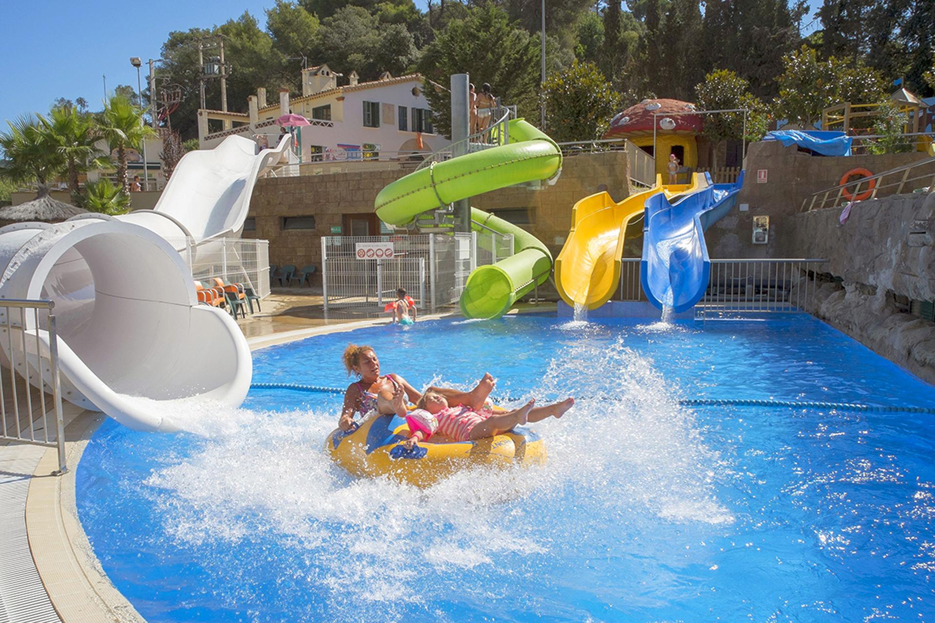 Zwembad met glijbanen van Rosamar Garden Resort in Lloret De Mar, Spanje foto 1