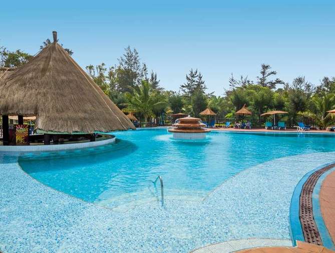 Zwembad van Senegambia Beach Hotel in Kolol, Gambia foto 2