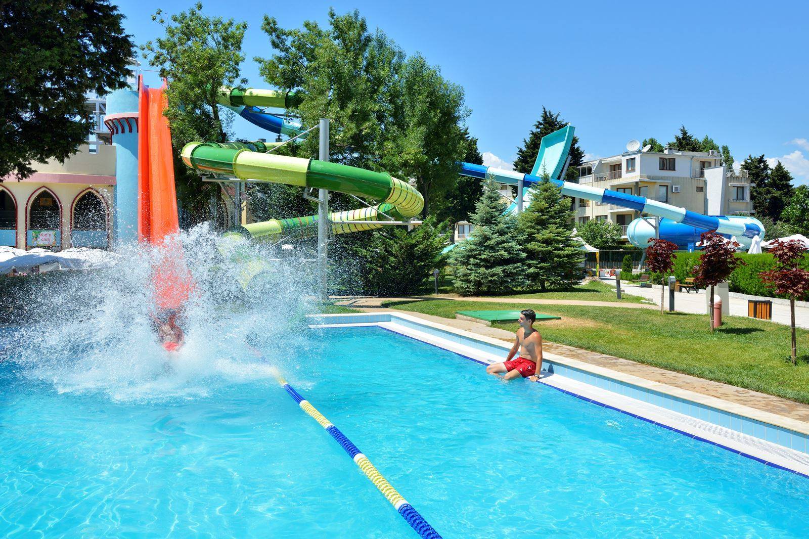 Zwembad met glijbanen van Sol Nessebar Bay & Mare Hotel Nessebar, Bulgarije foto 3