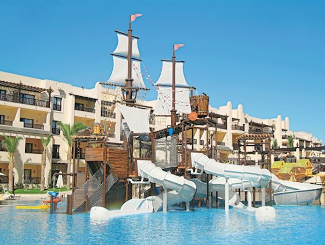 Zwembad met glijbanen van Steigenberger Aqua Magic Hotel in Hurghada, Egypte foto 2