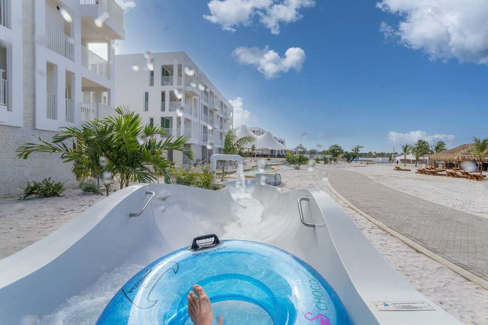 Zwembad met glijbanen van Time to Smile Chogogo Dive & Beach Resort in Jan Thiel, Curacao foto 1