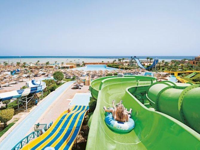 Zwembad met glijbanen van Titanic Aqua Park Resort in Hurghada, Egypte foto 3