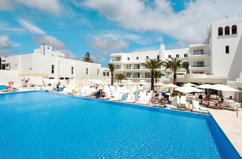 Zwembad van Tui Blue Rocador Hotel in Cala d'Or, Spanje foto 1