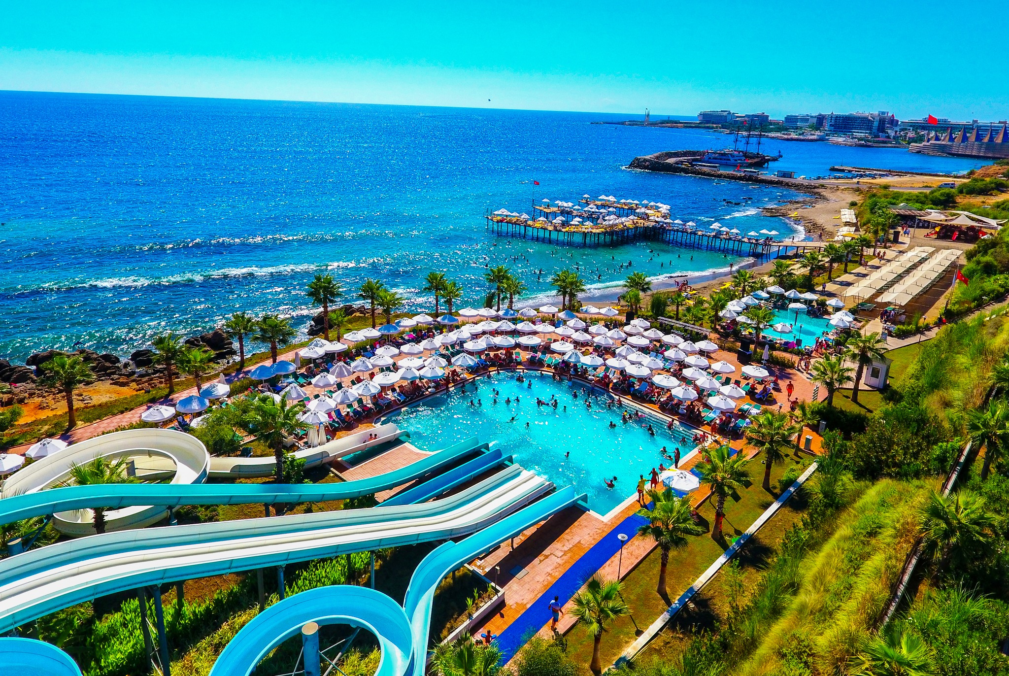 Zwembad met glijbanen van Vikingen Infinity Spa & Resort in Avsallar, Turkije foto 1